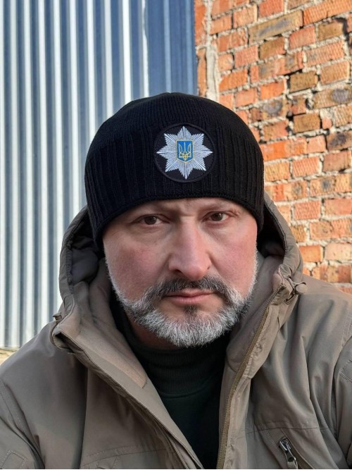 Шапка в'язана з кокардою Поліція Чорна