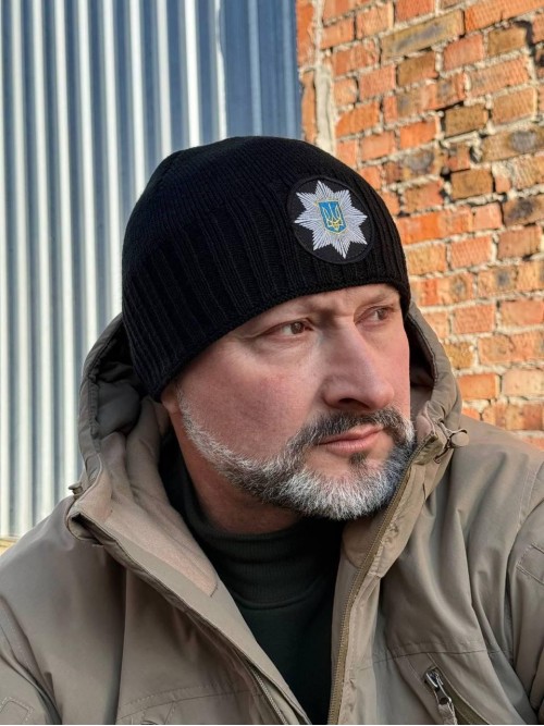 Шапка в'язана з кокардою Поліція Чорна Шапка в'язана з кокардою Поліція Чорна
