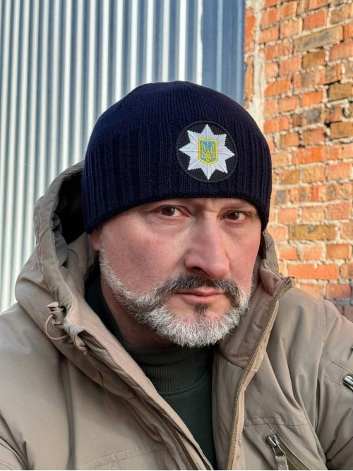 Шапка в'язана з кокардою Поліція Синя